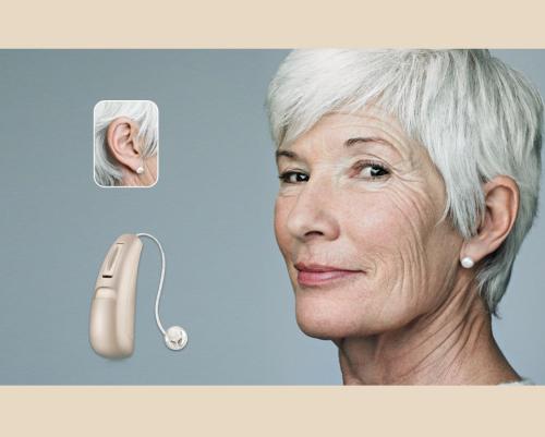 戴耳背式助听器怎样听电话好？